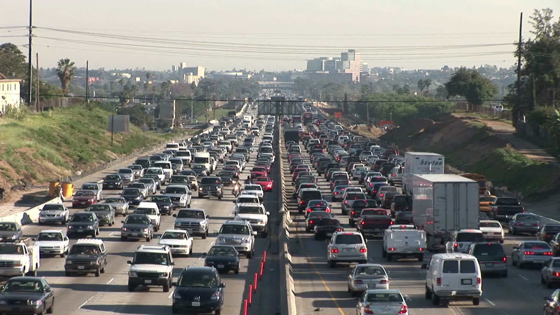 美国洛杉矶高速公路上交通拥挤视频素材