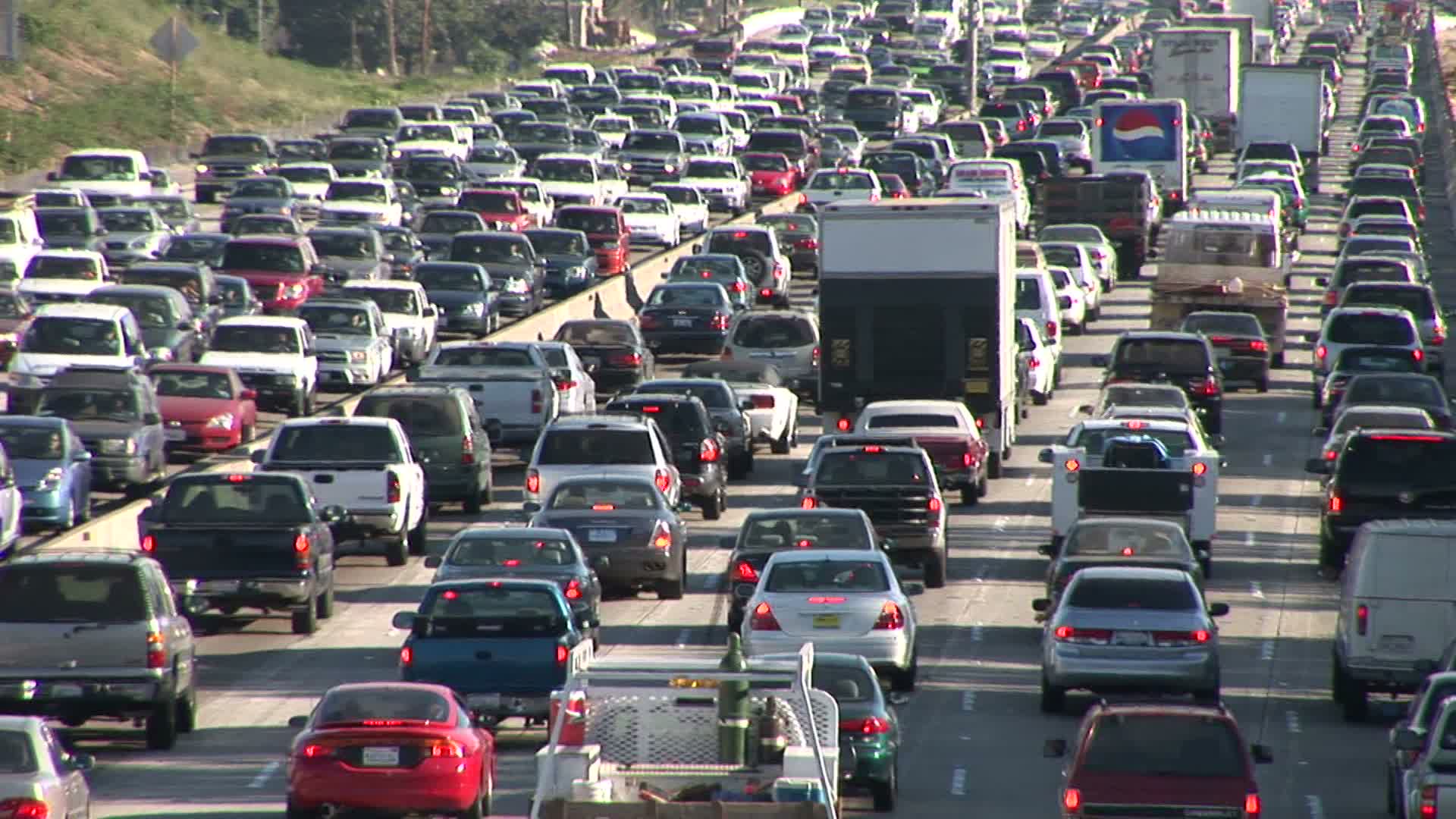美国洛杉矶高速公路上交通拥挤的景象视频素材