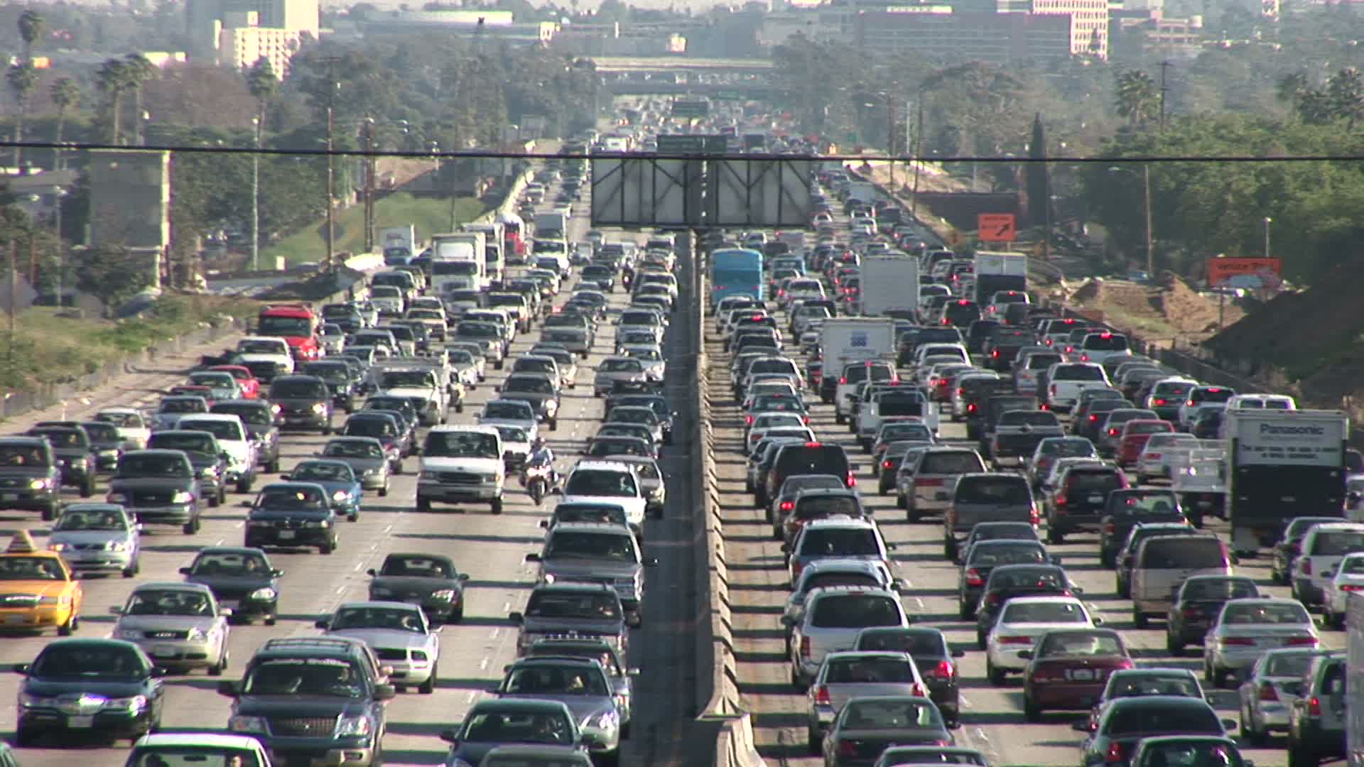 美国洛杉矶高速公路上交通拥挤视频素材