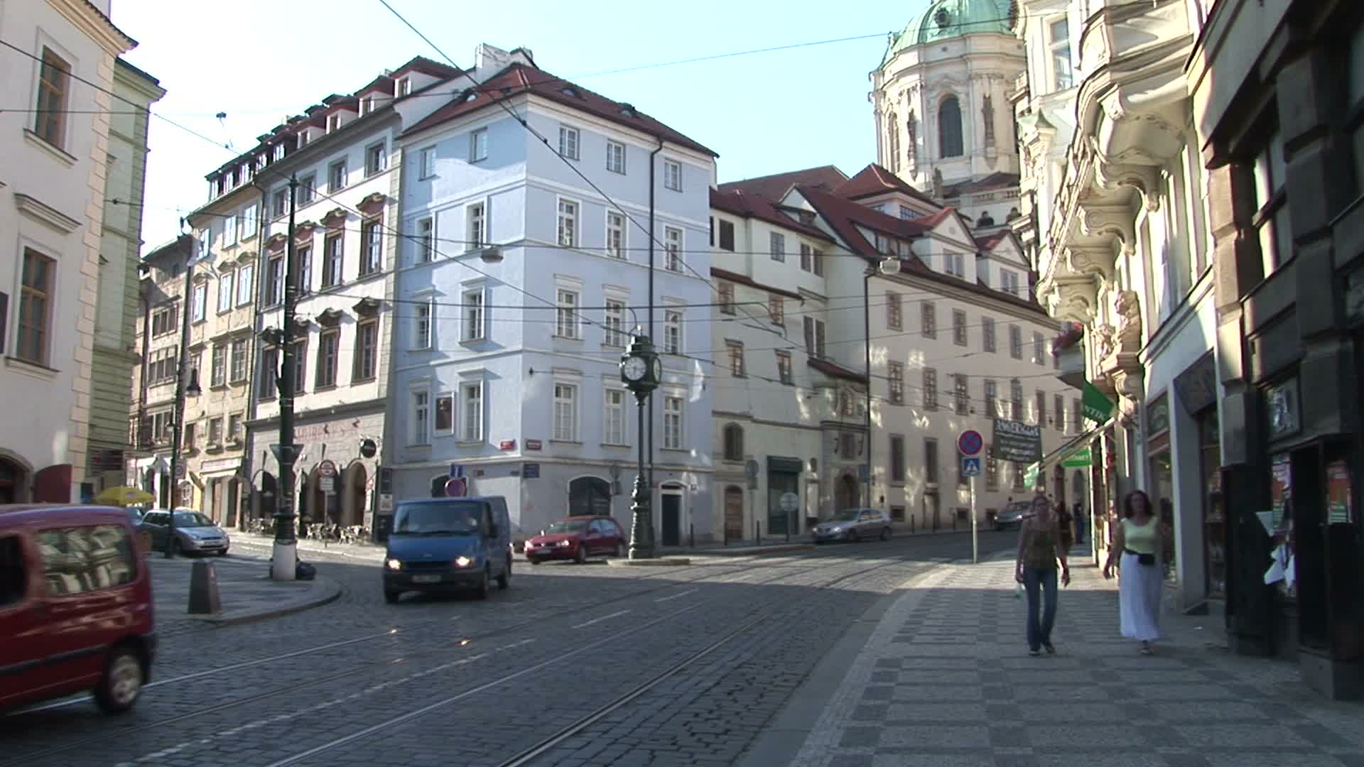 捷克共和国布拉格市街道上的一个街道钟视频下载