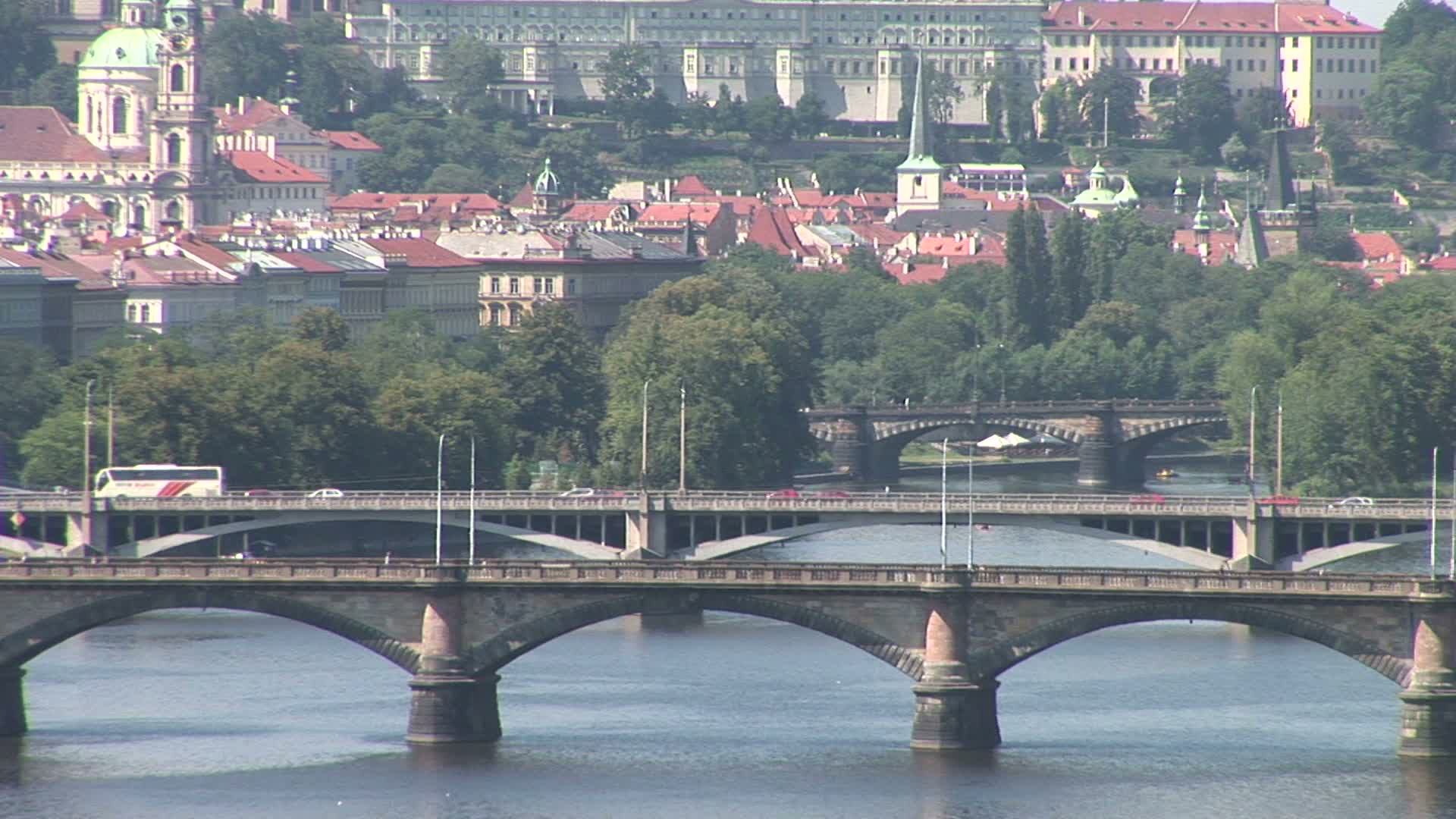 捷克共和国布拉格伏尔塔瓦河上的布拉格桥视频下载