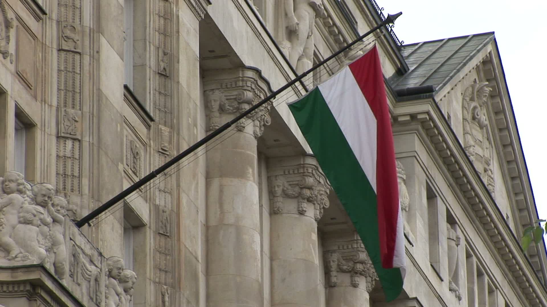 匈牙利的一面旗帜在布达佩斯飘扬视频下载