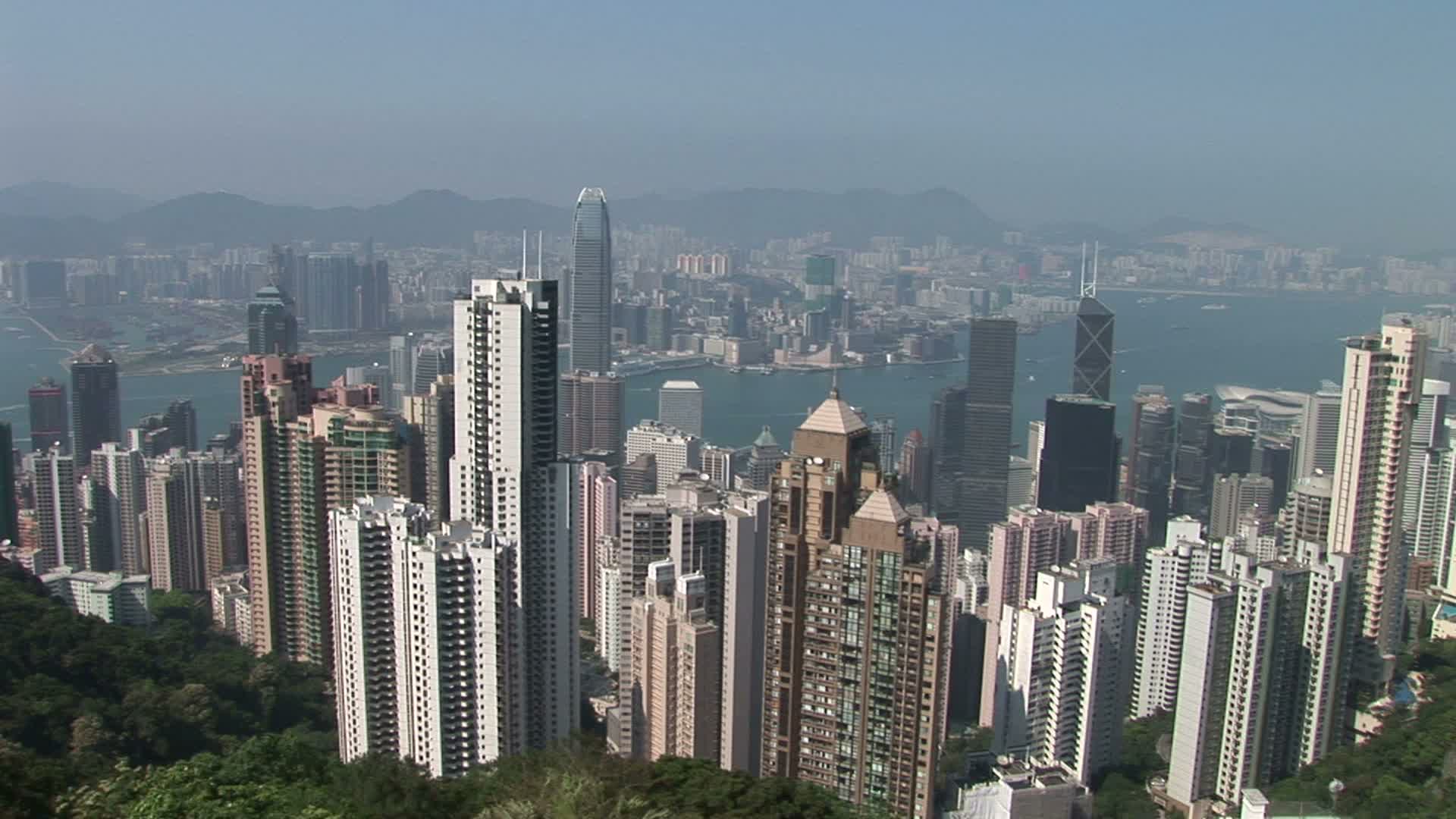 从中国香港的维多利亚山顶俯瞰城市视频下载