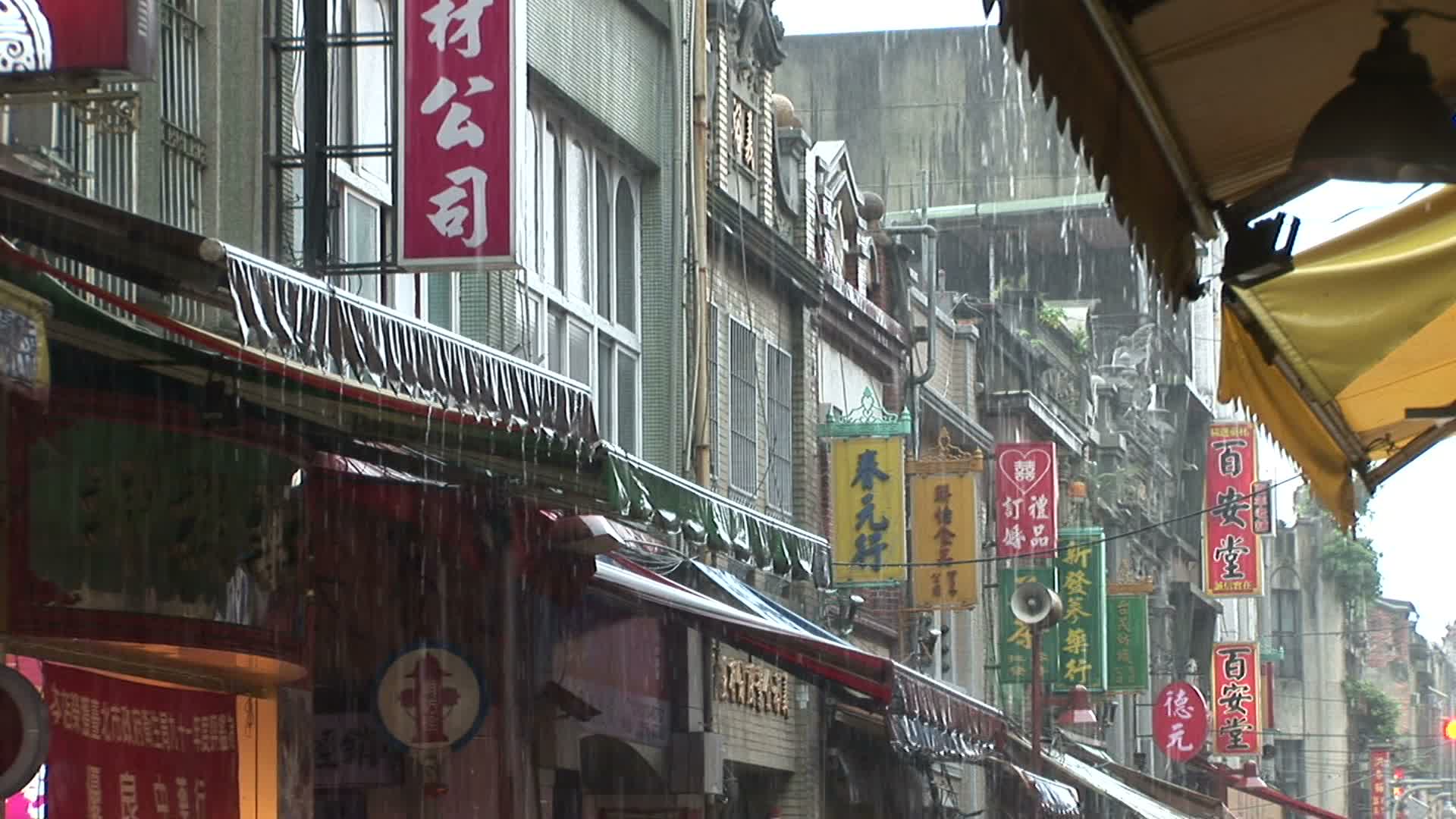 在台湾台北雨天的城市街道的观点视频下载