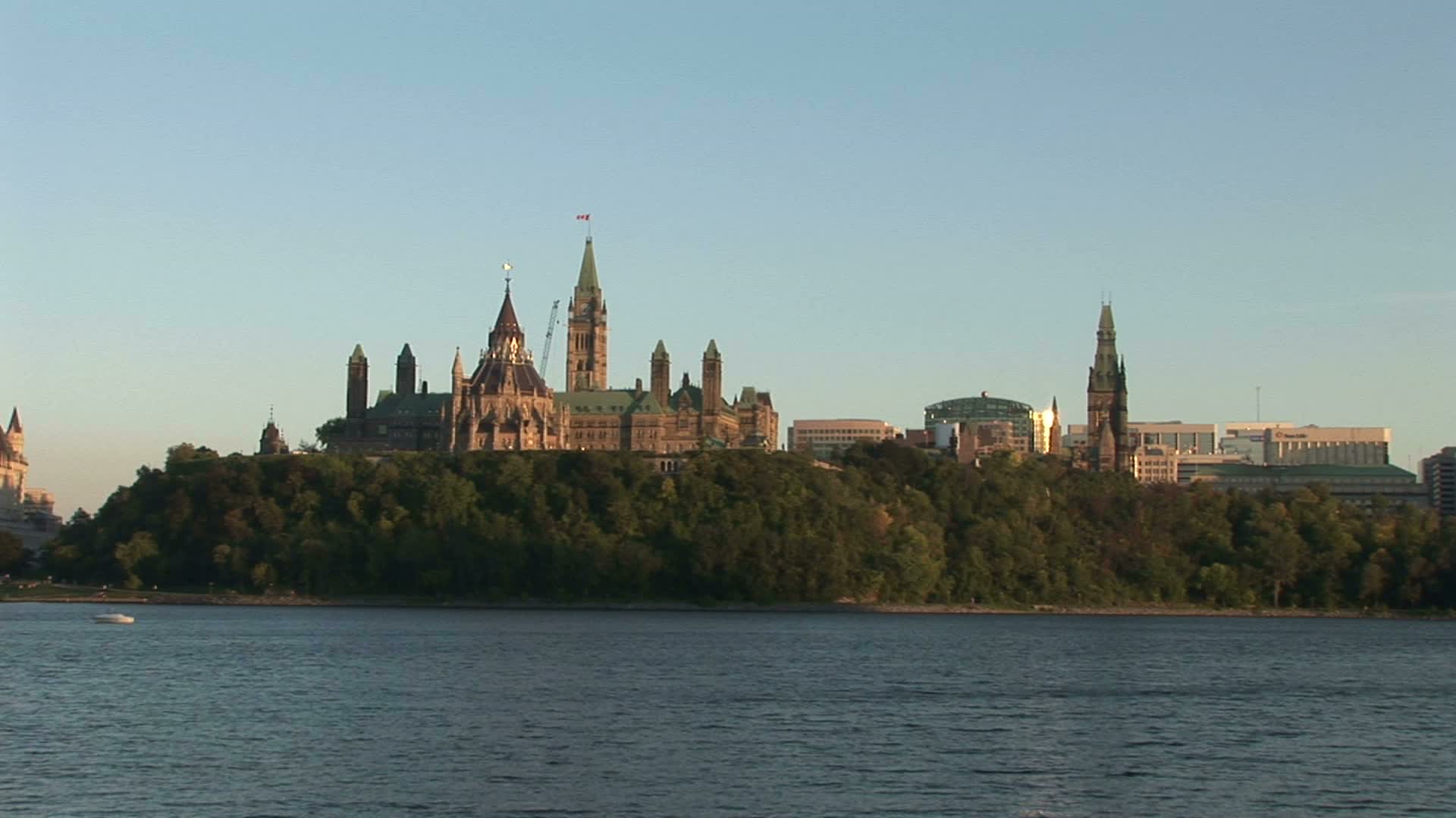 国会山的广角镜头从安大略省河在加拿大渥太华视频素材