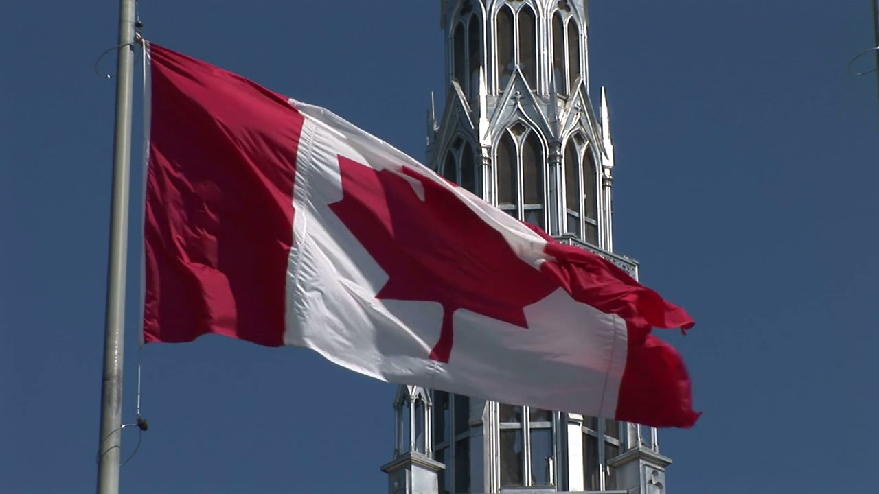加拿大渥太华国会大厦前飘扬的加拿大国旗的特写视频素材