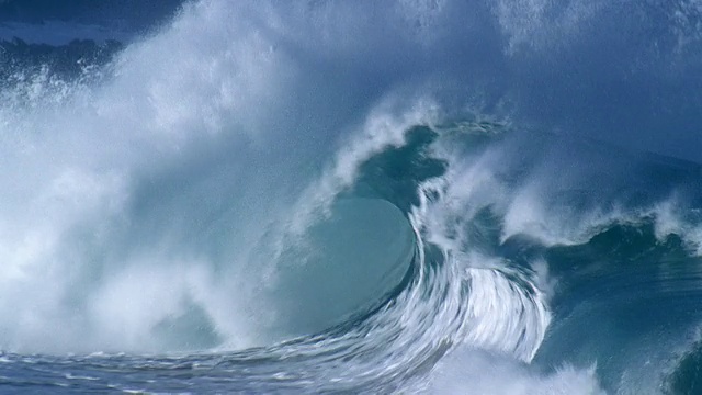 波浪冲击海岸。视频下载
