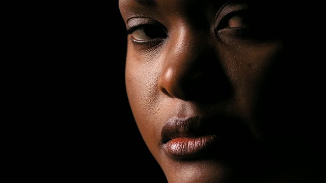 睡眼惺忪的非裔美国女人的脸视频素材