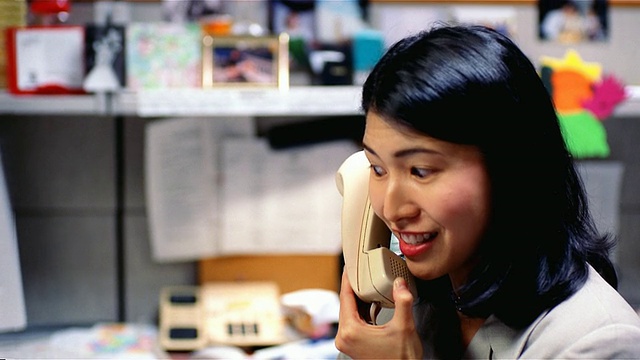 在电话中交谈的亚洲女商人视频素材