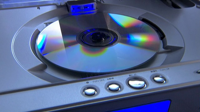 从CD播放机中取出CD的人视频下载