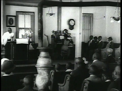 1939年，MS preacher走上讲台，会众起立，然后坐着/ USA视频下载