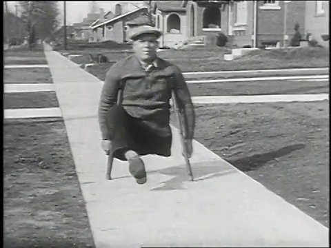 1930蒙太奇一个拄着很短拐杖的腿人/美国伊利诺斯州盖尔斯堡视频素材