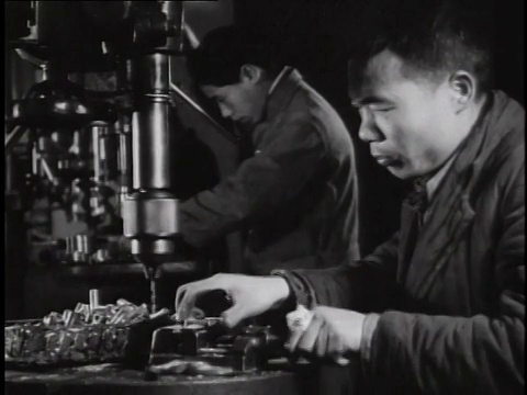 1944年，工人在工厂/中国演习视频下载