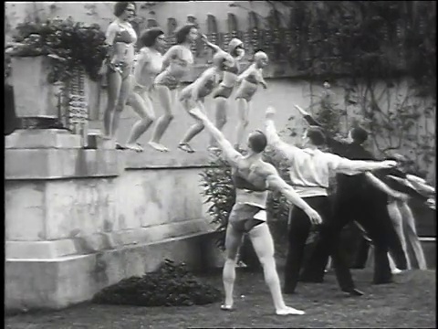 1930年，美国加州洛杉矶，WS表演者从窗台上跳水，被其他表演者抓住视频素材