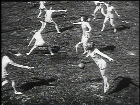 1930年5月17日，德国汉诺威，蒙太奇女子体操摆动球练习视频下载