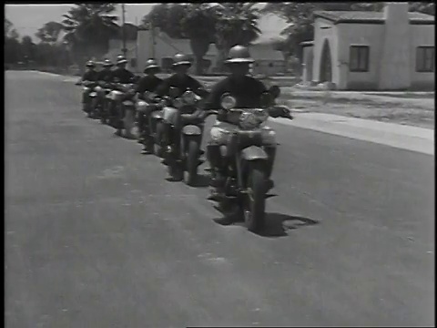 1930年6月4日，亚利桑那州凤凰城，警察骑着摩托车列队行进视频素材