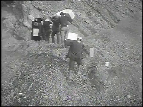 1930年，人们用炸药炸毁山腰/火山，科罗拉多州，美国视频素材