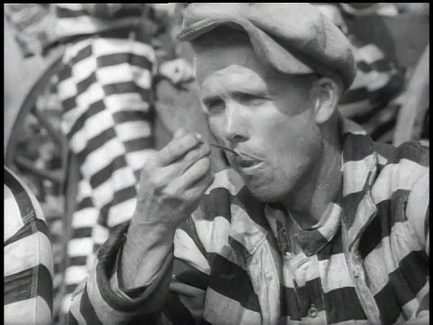 1938年，美国乔治亚州，MS Chain gang prisoners eating视频下载