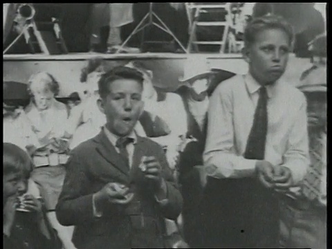 1924年，在美国密歇根州底特律，吃三明治的孩子们视频下载