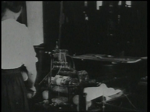 1920年，女士操作一台制造棒球的机器，然后把它们扔到一边视频下载