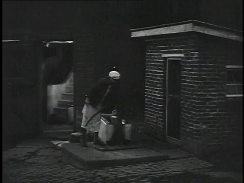1940年MS农民从手泵抽水/美国视频素材