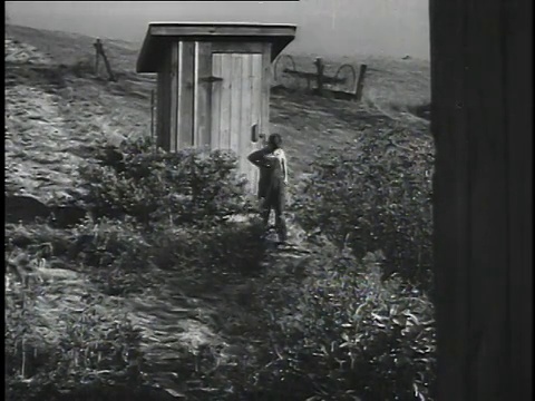1940年，美国俄亥俄州圣克莱尔斯维尔市，婴儿离开厕所视频素材
