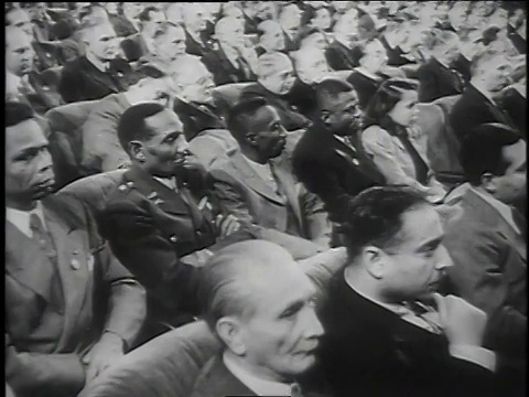 1940年代蒙太奇观众观看舞台表演/美国视频素材