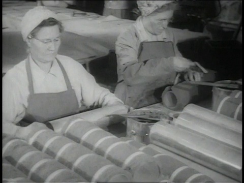 1942年11月，美国加利福尼亚州长滩，正在刷长管的妇女视频素材