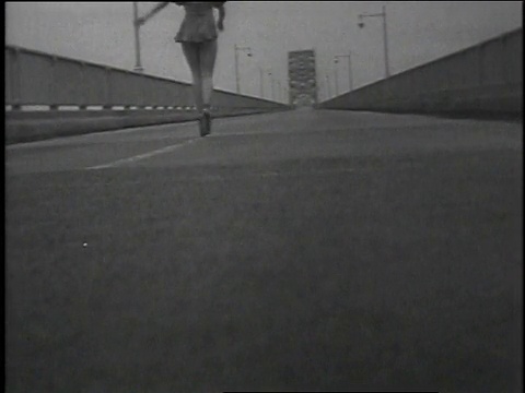 1935年12月18日，女芭蕾舞演员踮着脚尖走在美国纽约布法罗的街道上视频下载