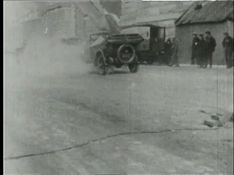 1950年蒙太奇汽车相撞/美国视频素材
