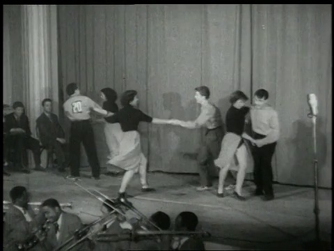 1926年蒙太奇夫妇在舞台上跳林迪舞视频素材
