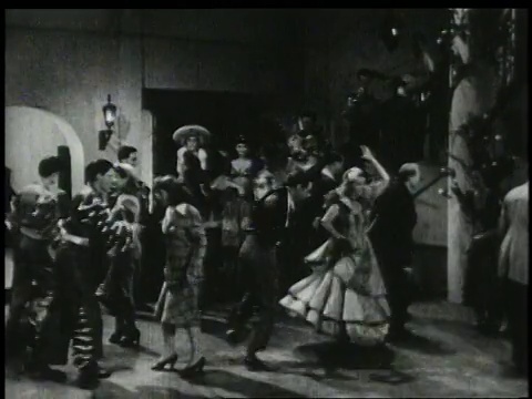 20世纪50年代的WS男人和女人穿着民族服装在乐队前跳舞视频下载