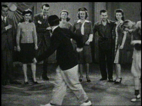 20世纪40年代蒙太奇男子演奏小号，而危险摇摆在吉特巴视频下载
