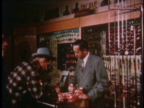 1951蒙太奇客户在体育用品商店购买渔具/底特律，密歇根州，美国视频素材