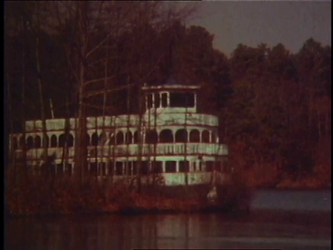 1978年在美国河上航行的内河船视频素材