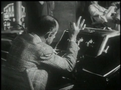 1951年，MS音响工作人员操作一个大吊杆麦克风并在音响舞台上录音视频下载
