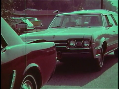 1968年，蒙太奇汽车与另一辆汽车相撞视频素材