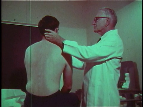 1968年ZO医生在检查桌子上的人视频下载