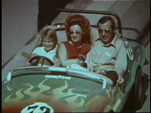 1970年，蒙太奇家庭开着卡丁车绕着跑道行驶视频下载
