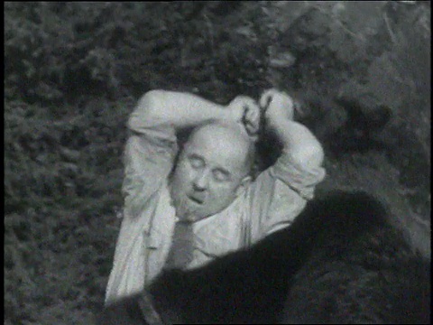 1935年，蒙太奇熊和一个男人打/北好莱坞，美国加利福尼亚视频素材