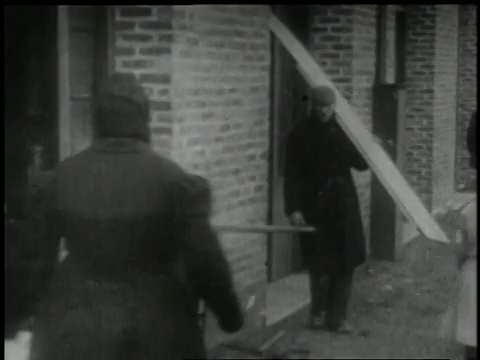 1913年蒙太奇滚滚烟囱和工厂工人/纽约，美国视频素材