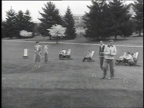 1946蒙太奇男子打槌球/美国视频素材