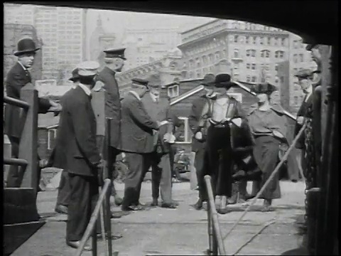 1915蒙太奇在美国纽约港/纽约市，人们走下跳板登上游船视频素材