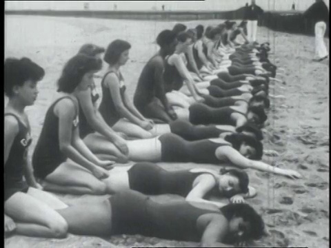 1950蒙太奇女救生员练习心肺复苏/美国视频素材