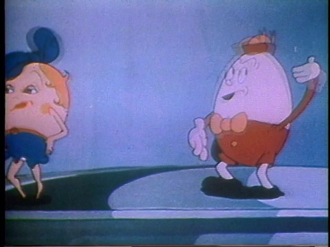 1935年，蒙太奇Humpty Dumpty Egg与女孩蛋重聚在平底锅上，抓住她并亲吻她视频素材