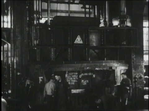 1940年WS美国一家汽车厂的巨型印刷机在塑造钢板视频素材