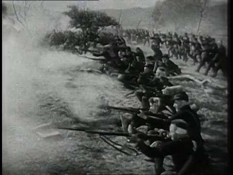 重现内战士兵前进和射击的路线/美国视频素材