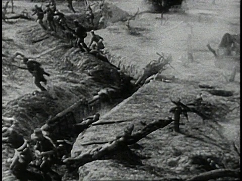 重现邦联士兵爬出战壕，躲避前进的联邦士兵/美国视频素材
