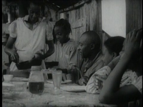 1940年，为就座的人提供食物的女士/美国视频素材