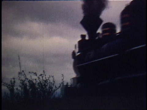 1978蒙太奇蒸汽火车通过开阔地区/美国视频素材